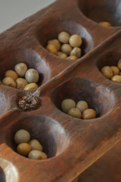 Plateau de jeu décoratif Mancala en bois sculpté à la main, Afrique, milieu du XXe siècle