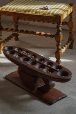 Plateau de jeu décoratif Mancala en bois sculpté à la main, Afrique, milieu du XXe siècle