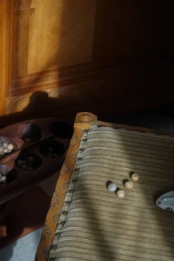 Plateau de jeu décoratif Mancala en bois sculpté à la main, Afrique, milieu du XXe siècle