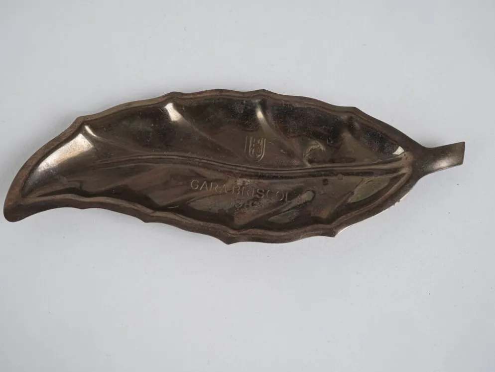 Plateau en métal en forme de feuille, design italien, années 1980, fabriqué en Italie.