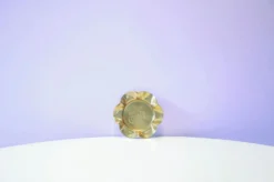 Plat en laiton vintage avec motif floral