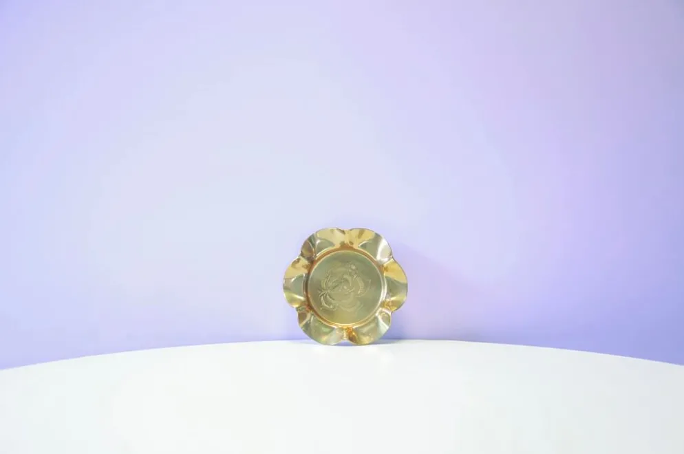 Plat en laiton vintage avec motif floral