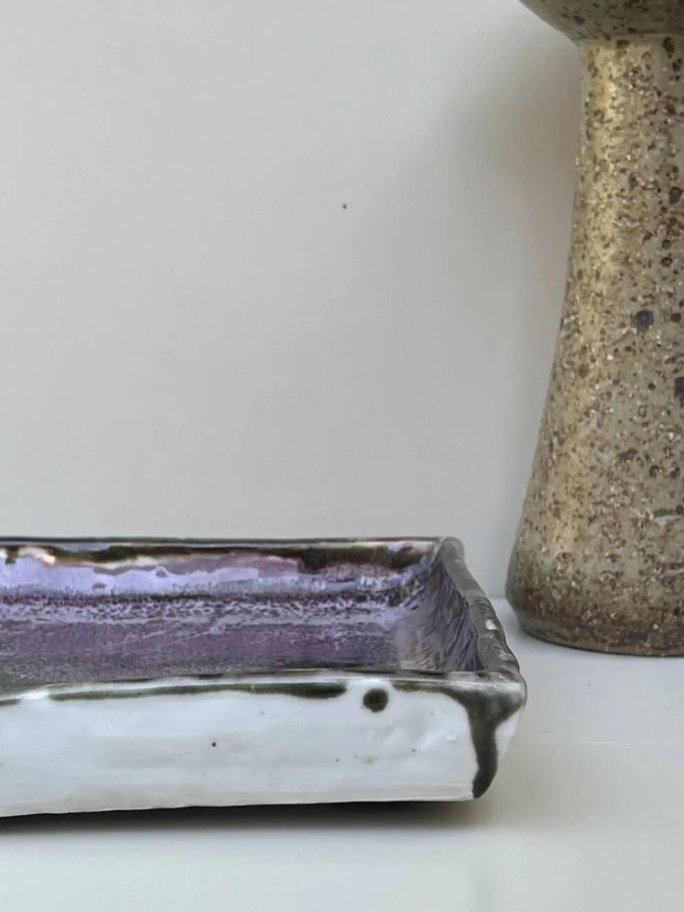 Plat / vide poche gres blanc chamoté & émaillé, pièce d'atelier signée 1970