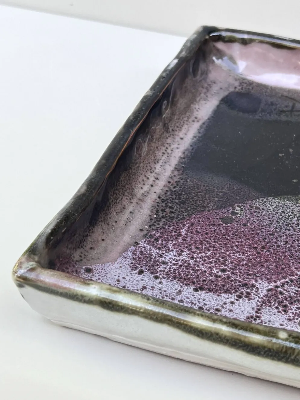 Plat / vide poche gres blanc chamoté & émaillé, pièce d'atelier signée 1970