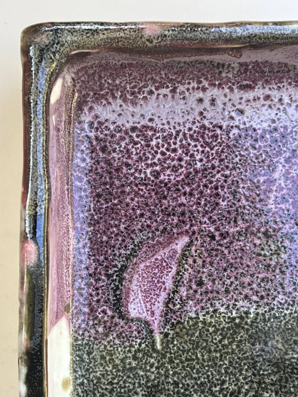 Plat / vide poche gres blanc chamoté & émaillé, pièce d'atelier signée 1970