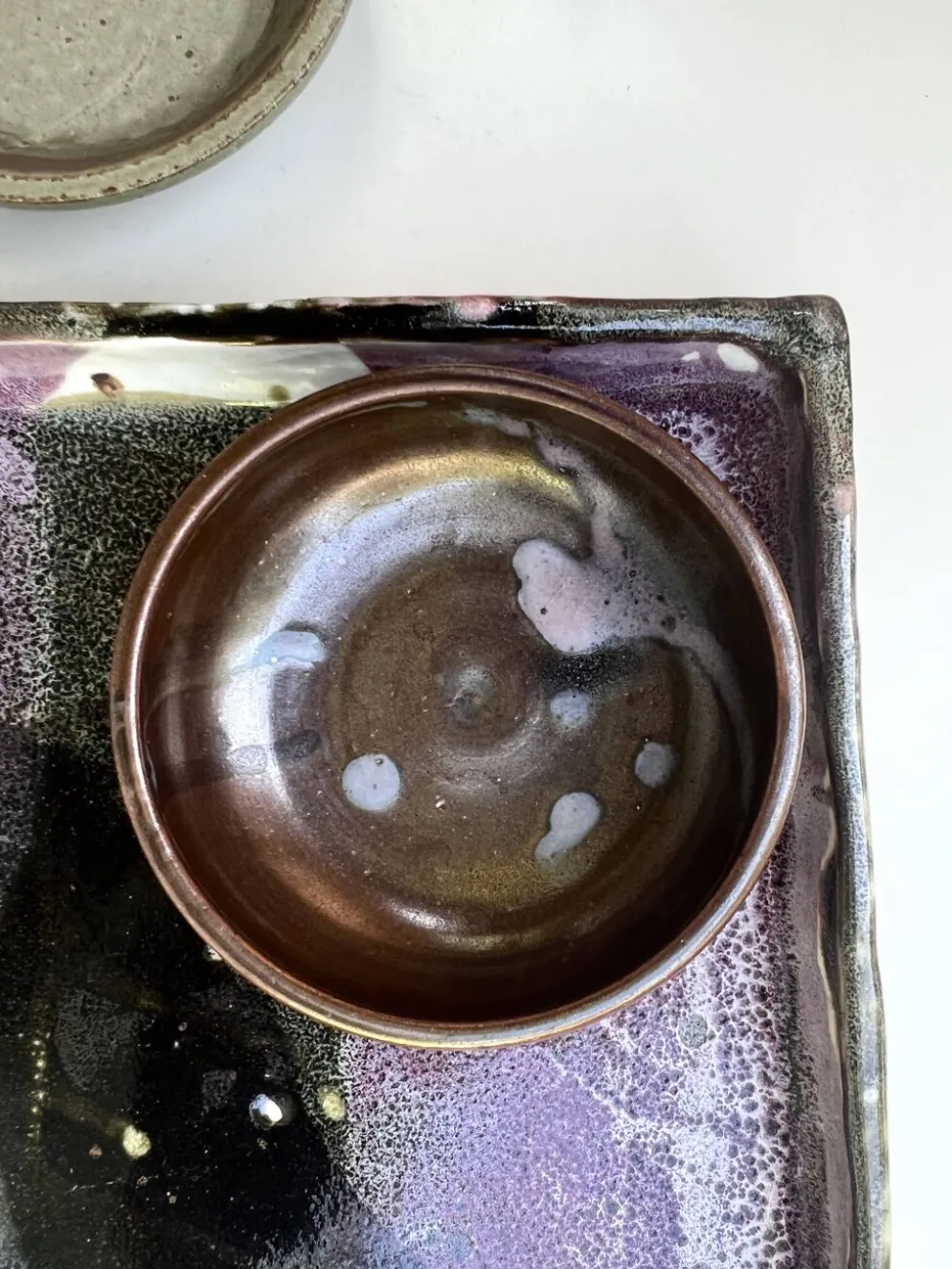 Plat / vide poche gres blanc chamoté & émaillé, pièce d'atelier signée 1970