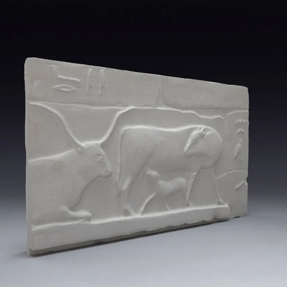 Plâtre représentant deux vaches et un veau, basé sur une fresque égyptienne.