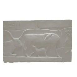 Plâtre représentant deux vaches et un veau, basé sur une fresque égyptienne.