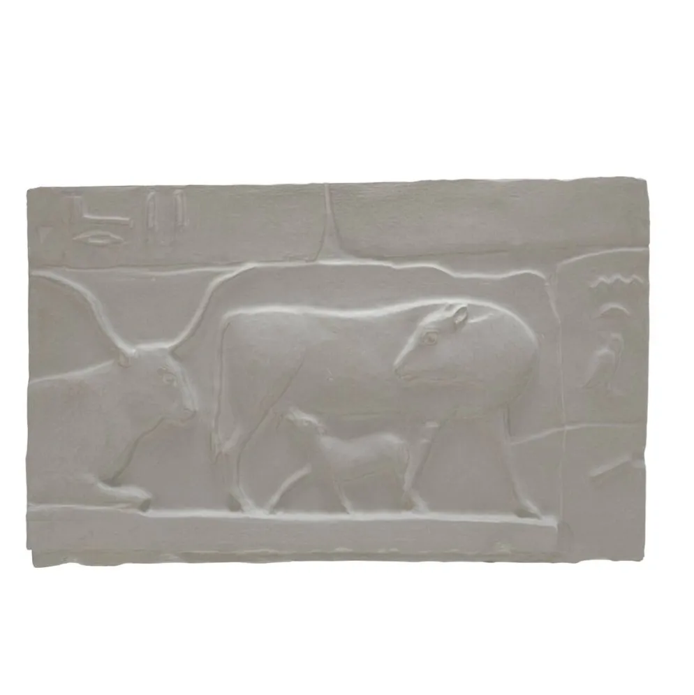 Plâtre représentant deux vaches et un veau, basé sur une fresque égyptienne.