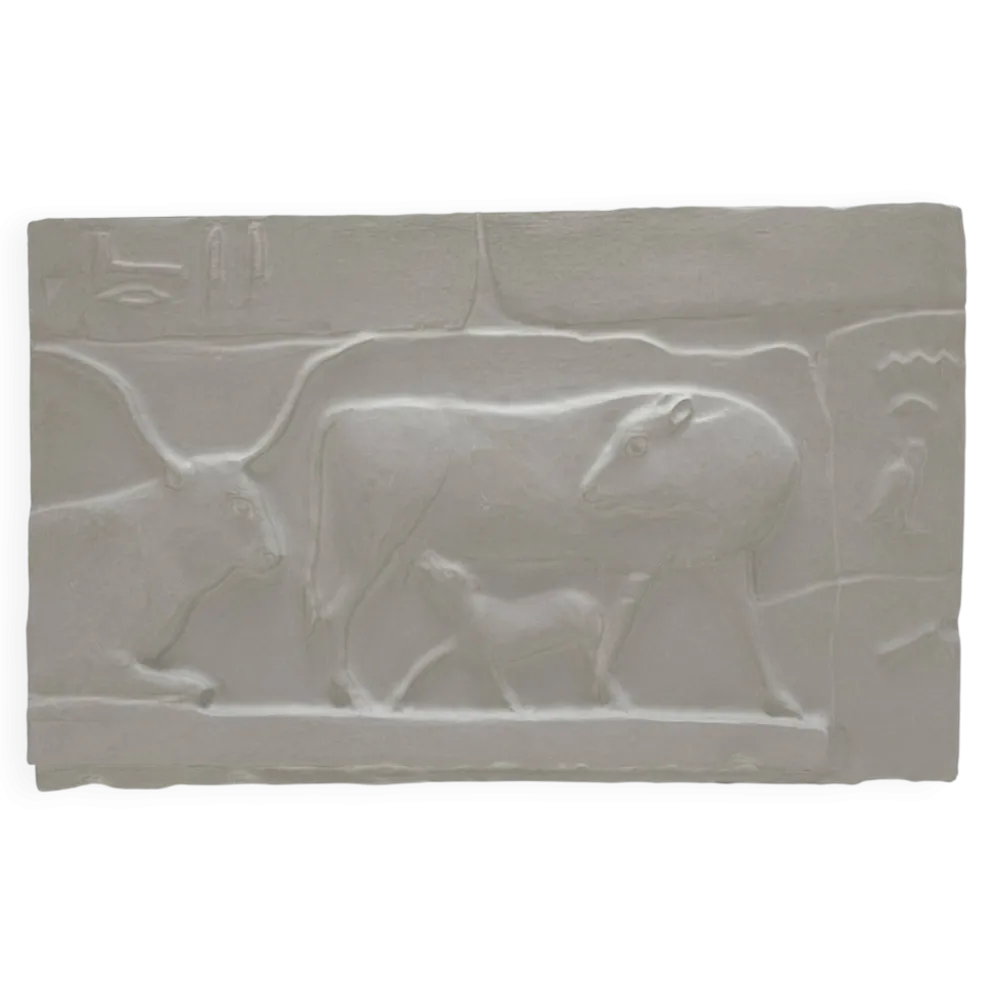 Plâtre représentant deux vaches et un veau, basé sur une fresque égyptienne.