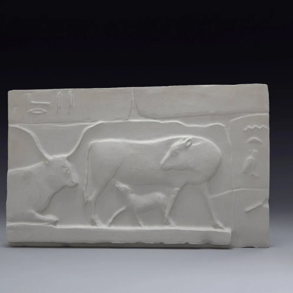 Plâtre représentant deux vaches et un veau, basé sur une fresque égyptienne.