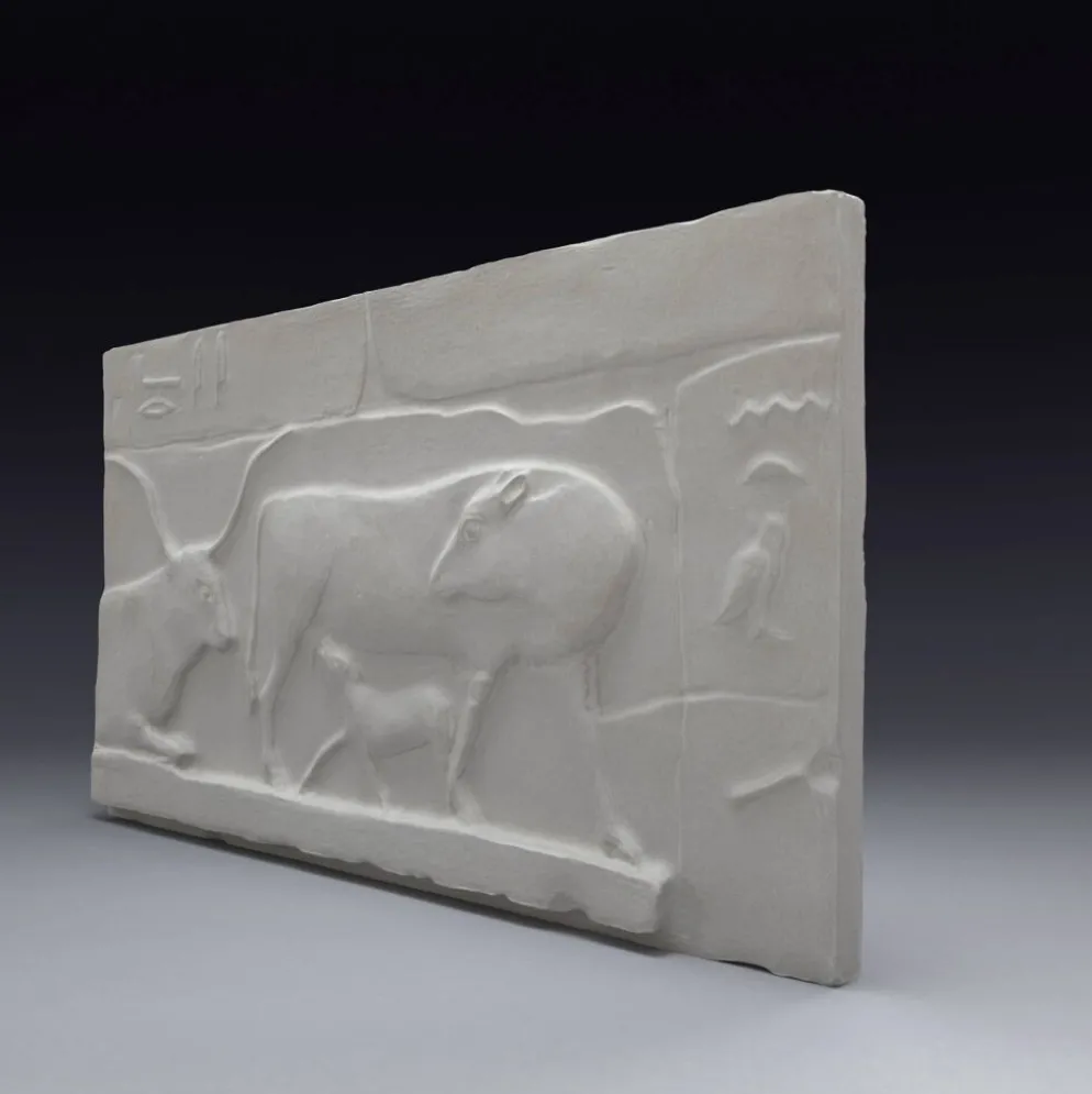 Plâtre représentant deux vaches et un veau, basé sur une fresque égyptienne.