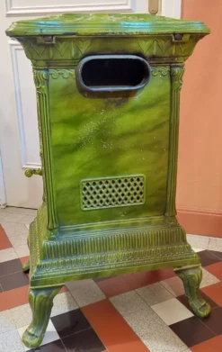 Poele en fonte et faience émaillée,art nouveau