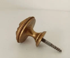 Poignée de meuble ancienne en bronze massif ciselé