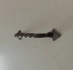 Poignée de meuble brutaliste en fer forgé massif torsadé