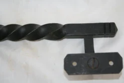 Poignée de porte bâton de maréchal déporté en fer torsadé