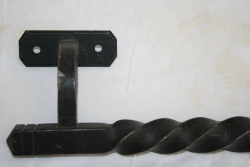 Poignée de porte bâton de maréchal déporté en fer torsadé