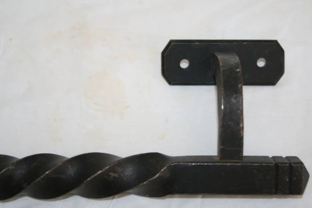 Poignée de porte bâton de maréchal déporté en fer torsadé