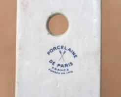 Poignée de porte et cache porcelaine de Paris, décor floral rose, années 60