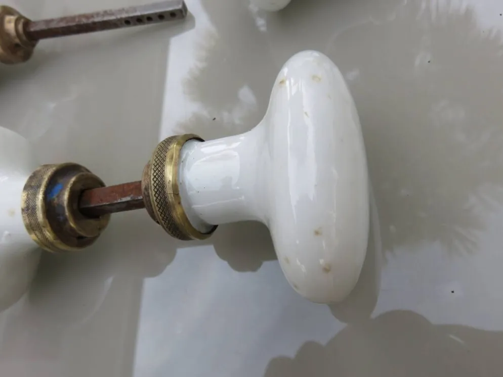 14 poignées de porte en porcelaine et bronze, fin XIXème début XXème