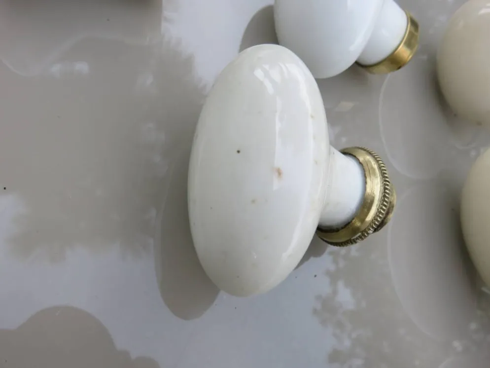 14 poignées de porte en porcelaine et bronze, fin XIXème début XXème