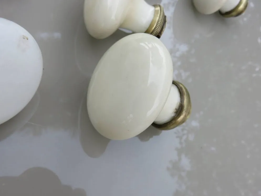 14 poignées de porte en porcelaine et bronze, fin XIXème début XXème