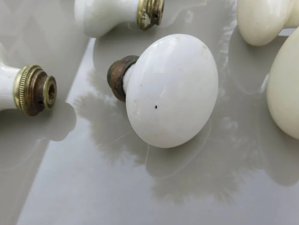 14 poignées de porte en porcelaine et bronze, fin XIXème début XXème