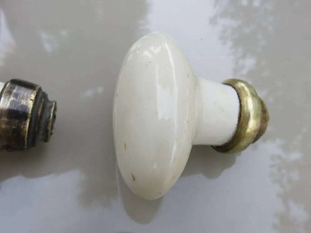 14 poignées de porte en porcelaine et bronze, fin XIXème début XXème