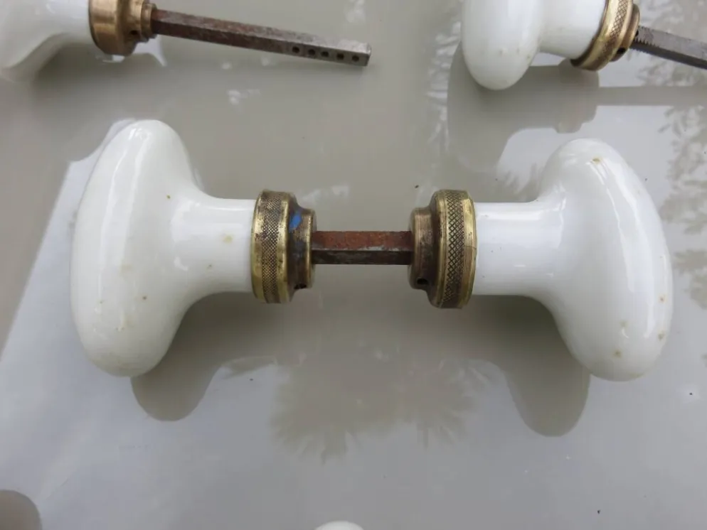 14 poignées de porte en porcelaine et bronze, fin XIXème début XXème