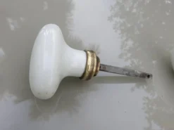14 poignées de porte en porcelaine et bronze, fin XIXème début XXème