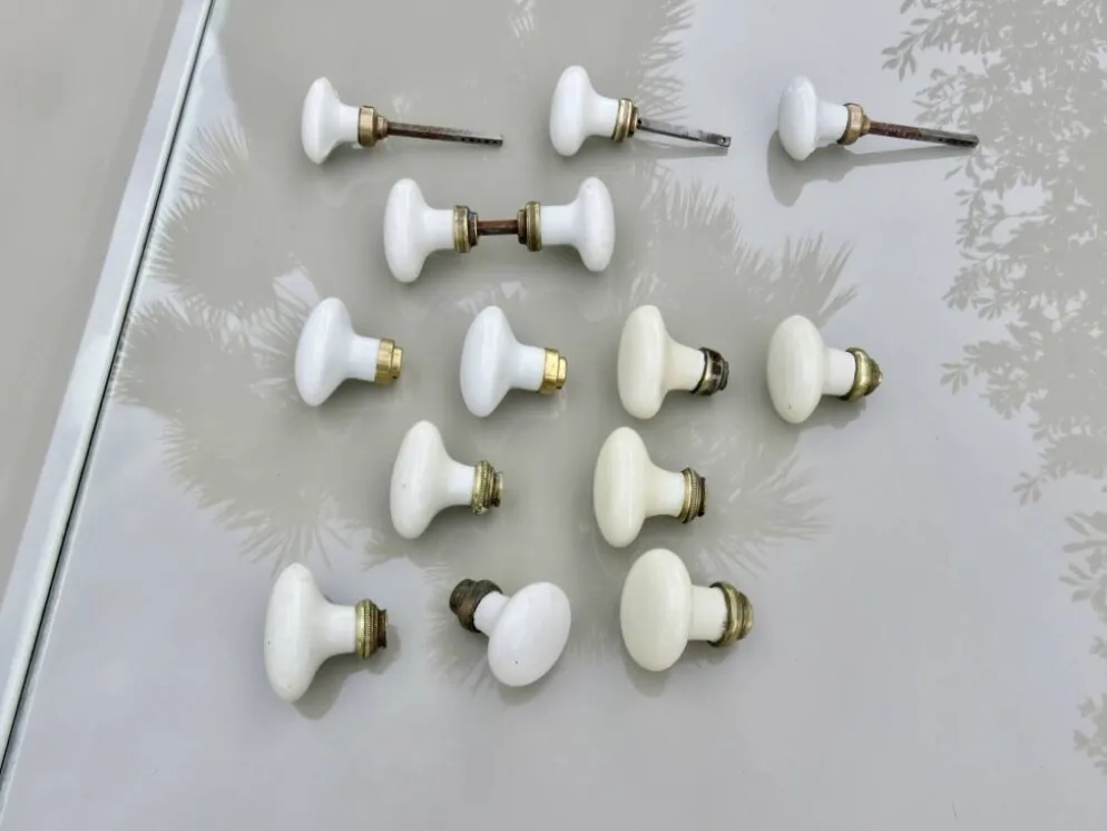14 poignées de porte en porcelaine et bronze, fin XIXème début XXème