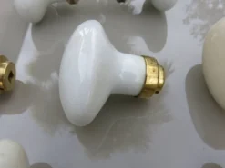 14 poignées de porte en porcelaine et bronze, fin XIXème début XXème
