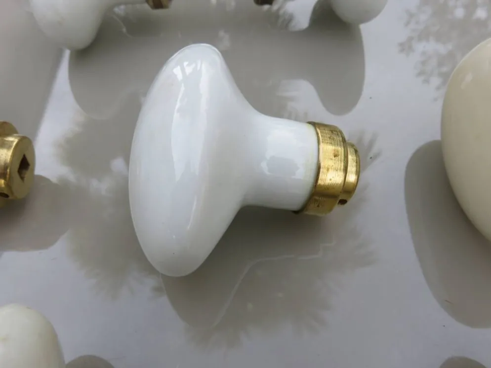 14 poignées de porte en porcelaine et bronze, fin XIXème début XXème