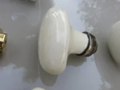 14 poignées de porte en porcelaine et bronze, fin XIXème début XXème