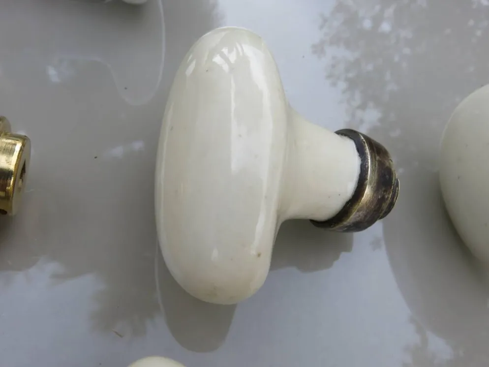14 poignées de porte en porcelaine et bronze, fin XIXème début XXème