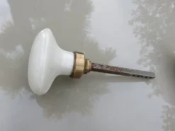 14 poignées de porte en porcelaine et bronze, fin XIXème début XXème