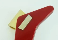 Poignées de porte streamline des années 1950, poignées à pousser en bakélite rouge et en aluminium.