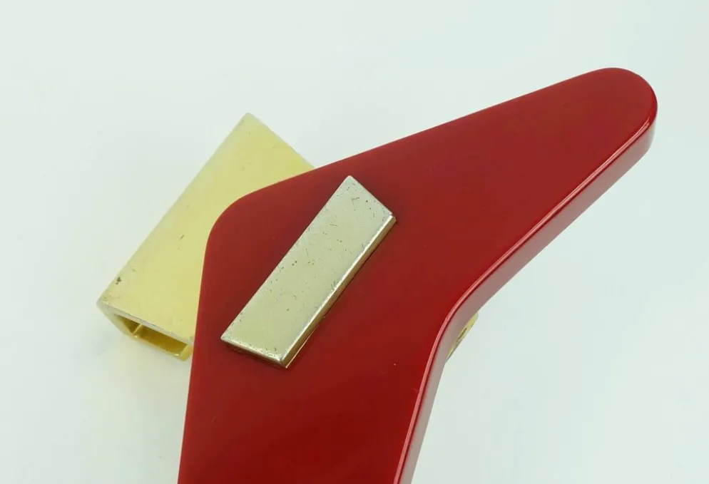 Poignées de porte streamline des années 1950, poignées à pousser en bakélite rouge et en aluminium.