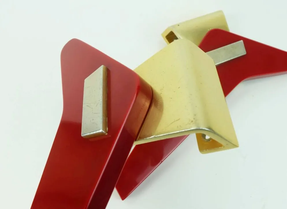 Poignées de porte streamline des années 1950, poignées à pousser en bakélite rouge et en aluminium.