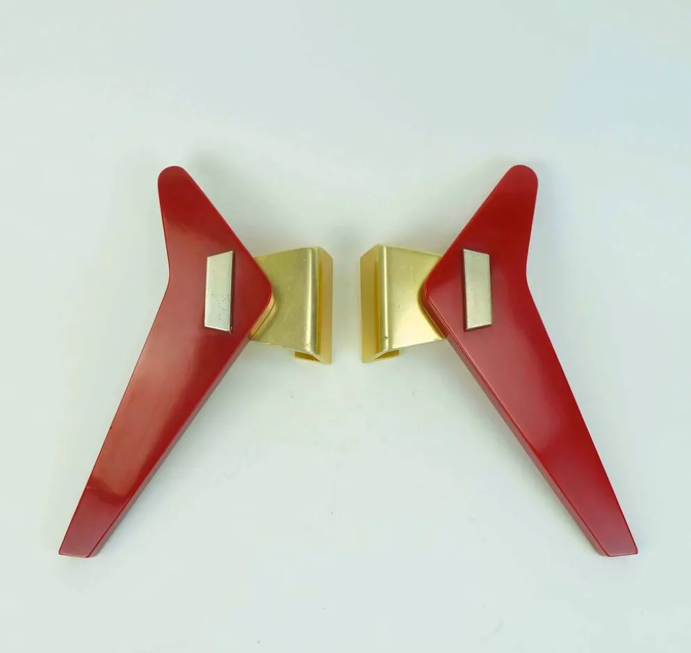 Poignées de porte streamline des années 1950, poignées à pousser en bakélite rouge et en aluminium.