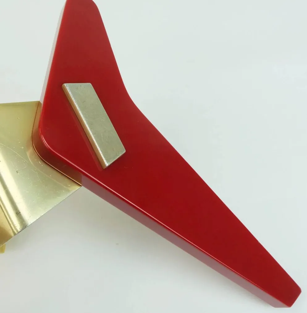 Poignées de porte streamline des années 1950, poignées à pousser en bakélite rouge et en aluminium.
