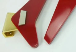 Poignées de porte streamline des années 1950, poignées à pousser en bakélite rouge et en aluminium.