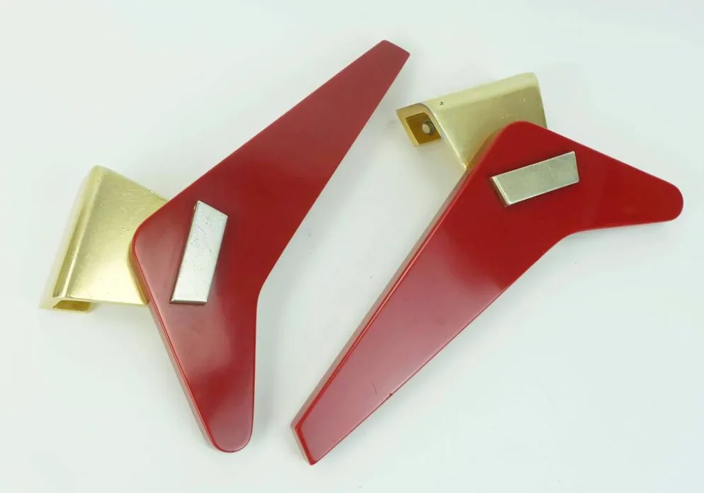 Poignées de porte streamline des années 1950, poignées à pousser en bakélite rouge et en aluminium.