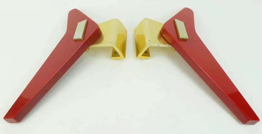 Poignées de porte streamline des années 1950, poignées à pousser en bakélite rouge et en aluminium.