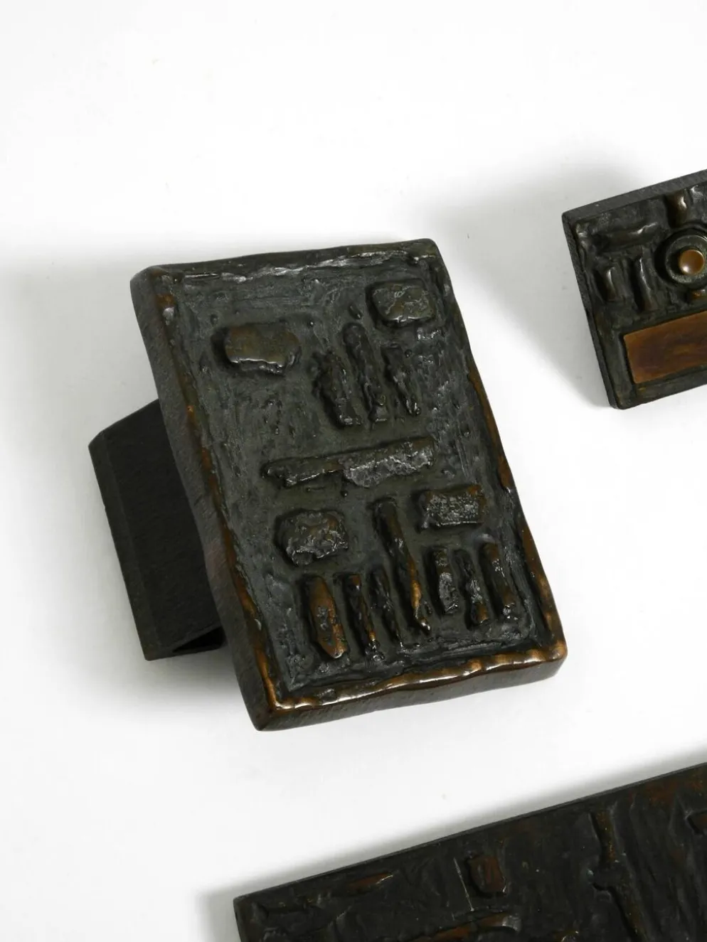 3 poignées de tirage en béton brut, années 1970