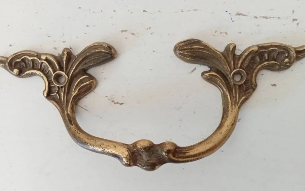 Poignée tiroir de meuble ancien en bronze doré