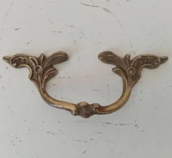 Poignée tiroir de meuble ancien en bronze doré