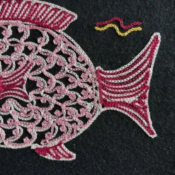 Poisson brodé multicolore