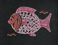 Poisson brodé multicolore