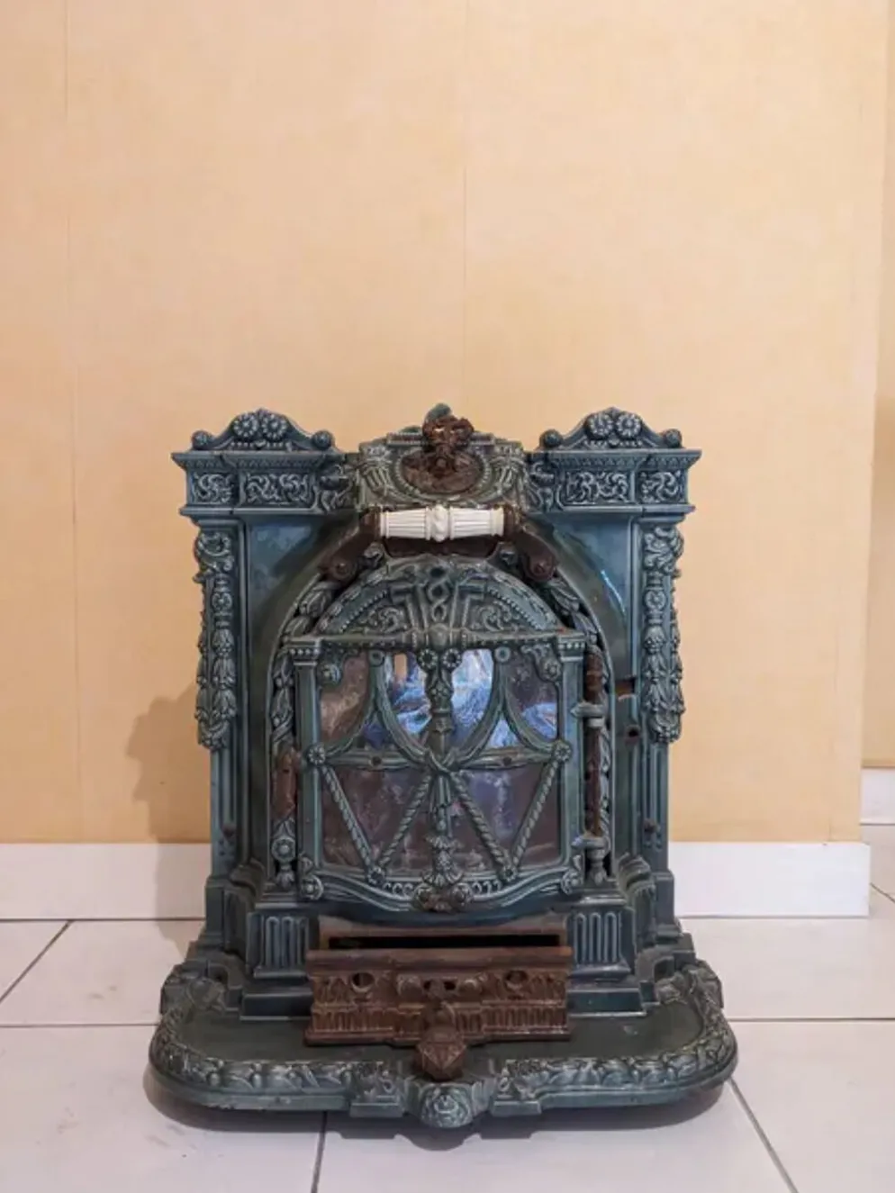 Poêle mobile en fonte modèle "la chatte" conçu par l’ingénieur français Edmond Chaboche en 1883